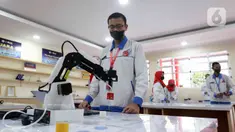 Siswa beraktivitas di salah satu ruang praktik SMK Mitra Industri M2100, Cikarang, Kabupaten Bekasi, Jawa Barat, Selasa (20/6/2023). (Liputan6.com/Herman Zakharia)