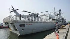 Personel Tentara Nasional Indonesia (TNI) Angkatan Laut membantu awak kapal fregat Angkatan Laut Kerajaan HMS Richmond untuk berlabuh di Pelabuhan Tanjung Priok, Jakarta, Rabu 25 Juni 2025. (AP/Tatan Syuflana)