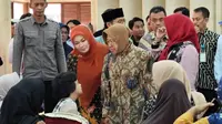 Menteri Sosial (Mensos) Tri Rismaharini Berbincang dengan Penyandang Disabilitas di Pendopo Pandeglang, Banten pada Jumat (14/6/2024). (Dok. Istimewa)