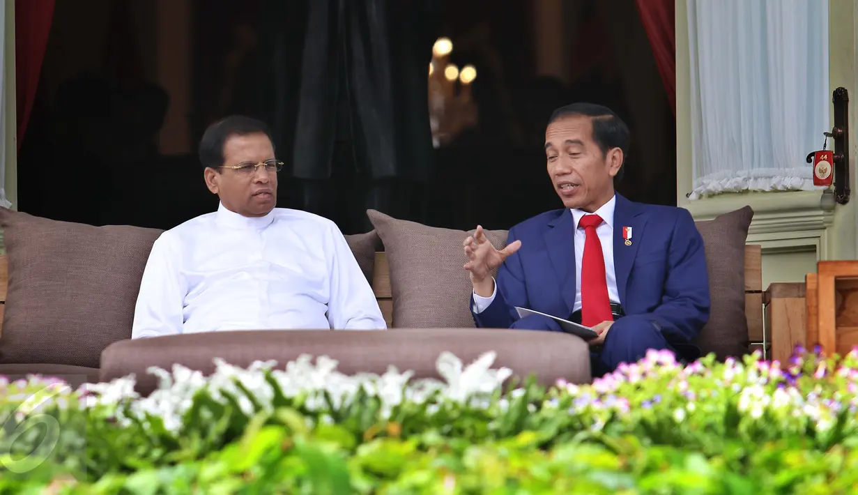 Presiden Jokowi dan Presiden Republik Sosialis Demokratik Sri Lanka Maithripala Sirisena berbincang di Istana Merdeka, Jakarta, Rabu (8/3). Pertemuan ini merupakan lanjutan sebelumnya, di sela penyelenggaraan KTT IORA ke-20. (Liputan6.com/Angga Yuniar)