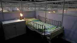 Pekerja medis membuat persiapan di rumah sakit lapangan sementara yang didirikan di Asia World Expo di Hong Kong, Sabtu (1/8/2020). Pusat pameran di dekat Bandara Internasional Hong Kong itu diubah menjadi fasilitas untuk menampung pasien COVID-19 dengan gejala ringan.  (AP Photo/Kin Cheung)