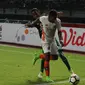 Pemain Persebaya, Ruben Sanadi, mengawal ketat pemain Perseru, Makarius Fredrik Suruan, di laga Liga 1, Minggu (25/3/2018).