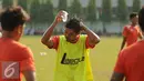 Penyerang Persija, Bambang Pamungkas membasahi kepala di sela-sela latihan di Markas Yon Zikon 14, Jakarta, Senin (24/8/2015). Persija kembali berlatih untuk menghadapi turnamen Piala Presiden 2015. (Liputan6.com/Helmi Fithriansyah)