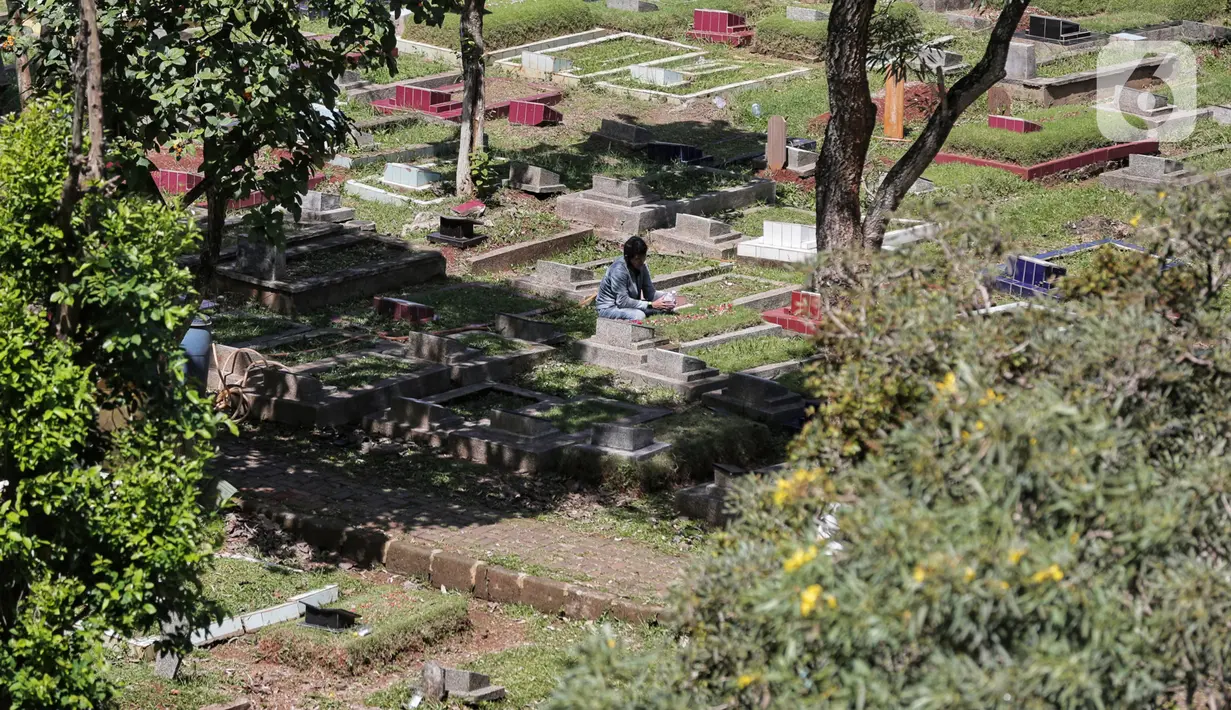 Warga berziarah kubur di makam keluarga pada hari kedua Lebaran di TPU Kebagusan, Jakarta, Senin (25/5/2020). Tradisi ziarah kubur saat Idul Fitri yang biasa dilakukan muslim relatif sepi dibandingkan tahun-tahun sebelumnya dikarenakan pandemi corona covid-19. (Liputan6.com/Johan Tallo)