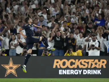 Gelandang Real Madrid, Frederico Valverde berselebrasi setelah mencetak gol ke gawang AC Milan pada pertandingan eksibisi Soccer Champions Tour di Pasadena, California, Senin 24 Juli 2023). (AP Photo/Ashley Landis)