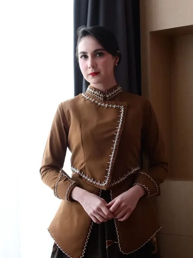 Jadi Juri Fashion Show, Arumi Bachsin Kenakan Batik Rancangan Desainer Asal Ngawi yang Jadi Langganannya