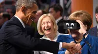 Presiden Obama sedang menjajal sebuah perangkat VR (Sumber: Gizmodo).