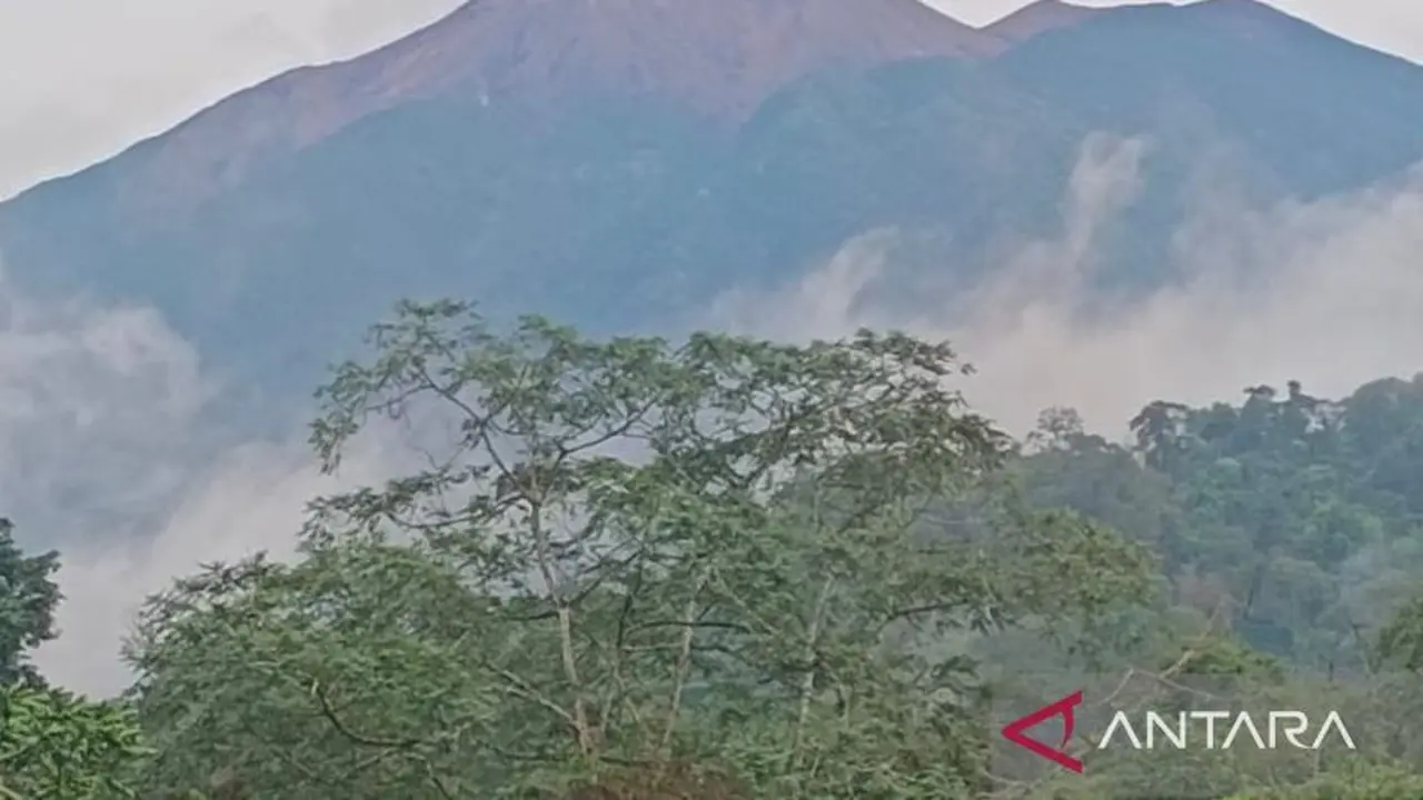Penampakan Gunung Kerinci dan sejumlah gunung di kawasan TNKS