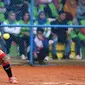 Pesoffball putri DKI Jakarta, Sarah Adipayanti memukul bola saat laga melawan Papua di penyisihan PON XIX di Lapangan Softball UPI, Bandung, Sabtu (24/6). DKI Jakarta menang 16-0 atas Papua. (Liputan6.com/Helmi Fithriansyah)