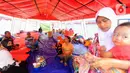 Kepala Kanwil III Bank BTN Iriska Dewayani (kiri) berdialog dengan warga terdampak Erupsi Semeru di tenda pengungsian Kabupaten Lumajang, Jawa Timur, Senin (13/12/2021). Sebelumnya BTN, memberikan bantuan berupa obat-obatan, makanan, selimut, tenaga medis dan tenda pengungsian. (Liputan6.com/HO/BTN)