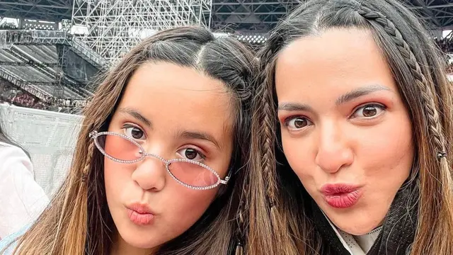 Mikhayla Bakrie dan Nia Ramadhani saat nonton konser.
