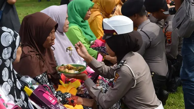 Para polisi dan pegawai di Polres Pemalang membasuh dan menyuapi ibu mereka di momentum hari ibu. (Foto: Liputan6.com/Polres Pemalang/Muhamad Ridlo)