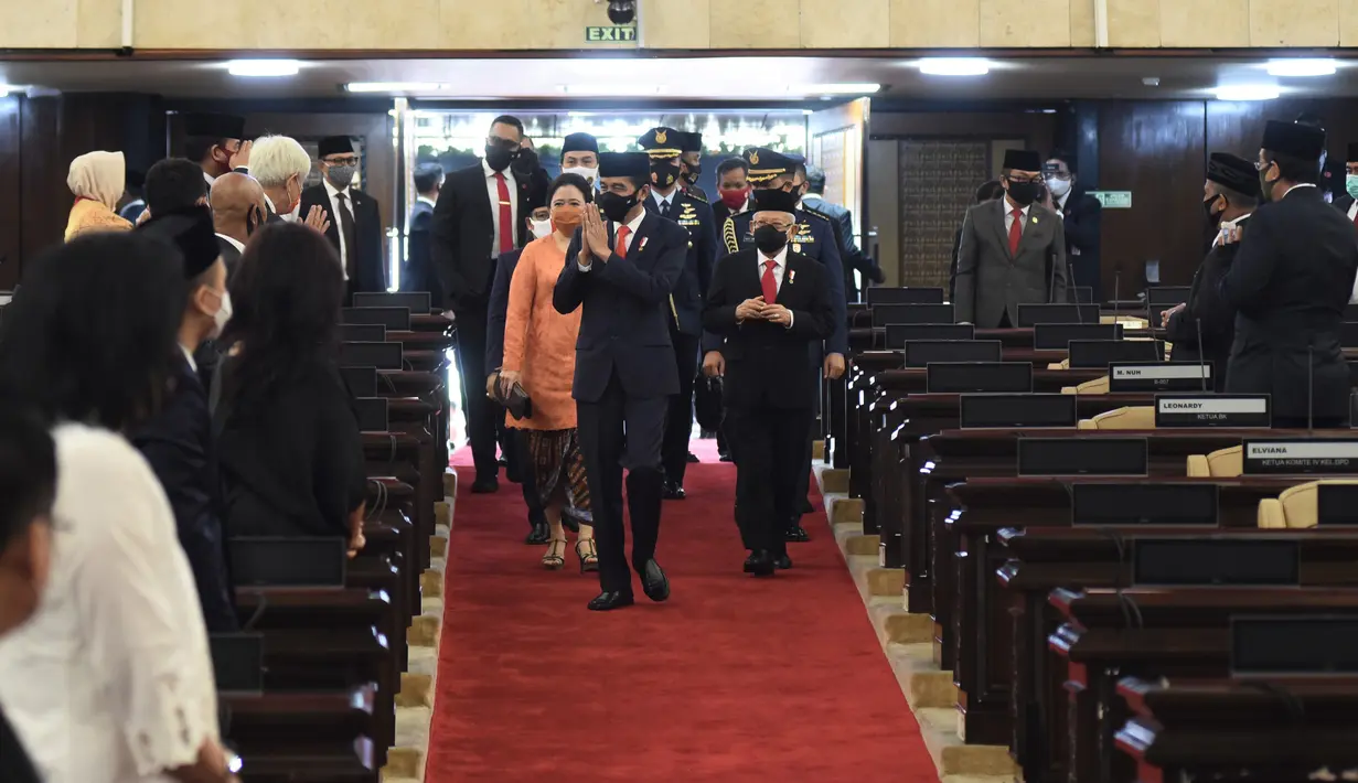 Presiden Joko Widodo dan Wakil Presiden Ma'ruf Amin tiba di lokasi pembukaan masa persidangan I DPR tahun 2020-2021 di Kompleks Parlemen, Jakarta, Jumat (14/8/2020). Pembukaan masa persidangan I ini dalam rangka penyampaian pidato Presiden RI mengenai RUU APBN 2021. (Pool/Biro Pemberitaan Parlemen)