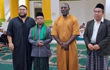Sah jadi Mualaf, Momen Eks Pelatih Timnas Ucap Dua Kalimat Syahadat Ramai jadi Sorotan