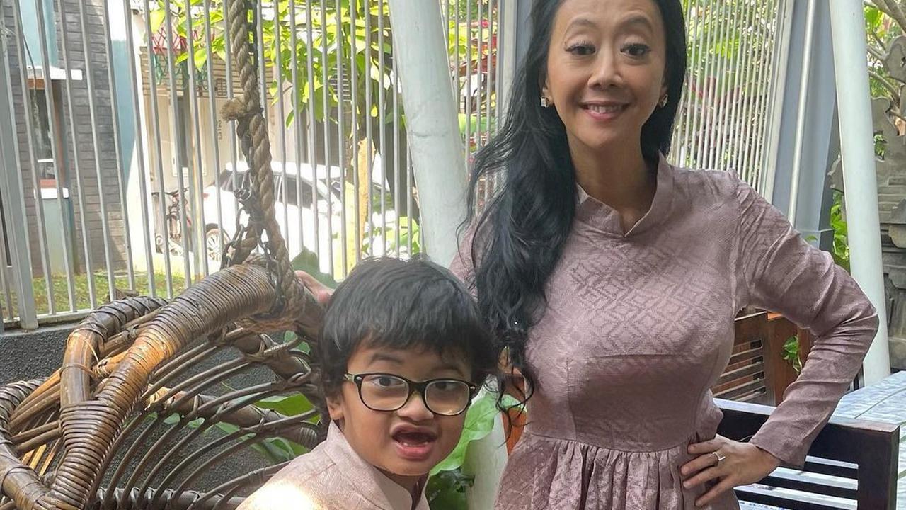 Anak kedua Asri, Gibran Ridha Rahardja, mengalami penolakan masuk sekolah karena mengalami katarak sejak lahir.