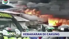 Api dengan cepat meluas dan melahap sejumlah bangunan yang berada di bantaran Kali Cakung Drain