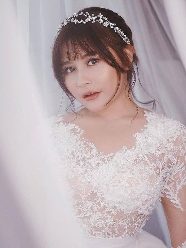Prilly Latuconsina memakai baju pengantin (Sumber: Instagram/prillylatuconsina96)