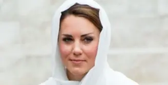  Kate Middleton terlihat memakai kerudung berwarna putih ketika dia berkunjung di malaysia. Kate sangat luar biasa dan cantik ketika mengenakan hijab berwarna putih. Ia berkunjung ke sebuah masjid di Malaysia. (dailymail/Bintang.com)
