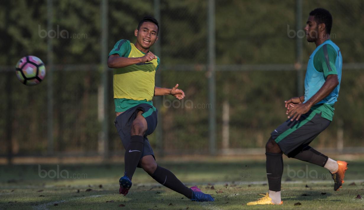 Bek Timnas Indonesia U-22, Ricky Fajrin, melepaskan tendangan saat latihan di Lapangan SPH Karawaci, Banten, Senin (7/8/2017). Latihan dilakukan sebagai persiapan jelang SEA Games 2017 Malaysia. (Bola.com/Vitalis Yogi Trisna)