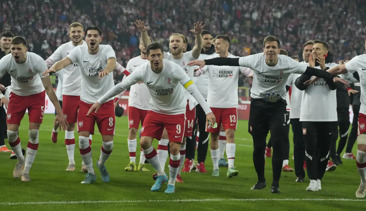 Pemain timnas Polandia merayakan kemenangan atas Swedia setelah final play-off jalur B kualifikasi Piala Dunia 2022 zona Eropa di Silesian Stadium, Rabu (30/3/2022) dini hari WIB. Polandia berhasil mengunci tiket ke Piala Dunia 2022 usai menekuk Swedia 2-0. (AP Photo/Czarek Sokolowski)