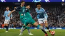Penyerang Tottenham Hotspur Son Heung-min (tengah) berebut bola dengan penyerang Manchester City Leroy Sane (kanan) saat bertanding pada leg kedua babak perempat final Liga Champions di Etihad Stadium, Manchester, Inggris, Rabu (17/4). (REUTERS/Phil Noble)