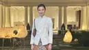 <p>Raline Shah yang menunjukkan pesona semi maskulin mengenakan kebaya janggan nude dengan detail embroidery yang cantik dan mewah. [@ralineshah].</p>