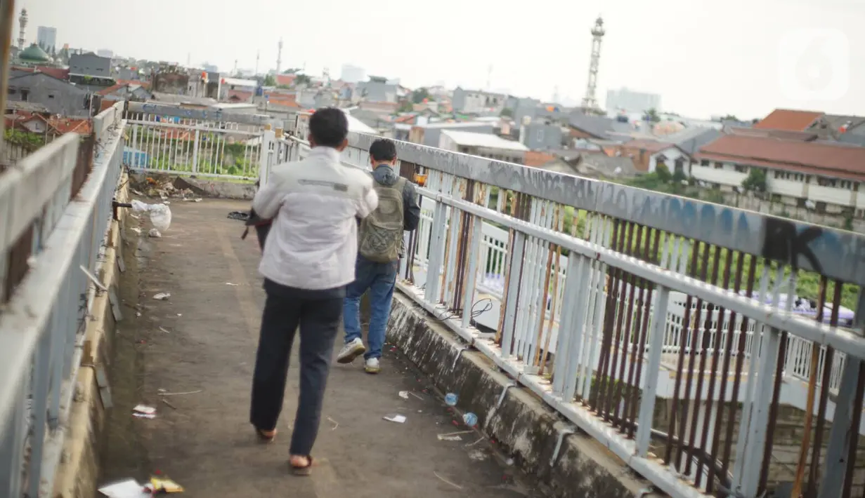 Suasana JPO yang melintang di atas jalan tol dalam kota dan Jalan Gatot Soebroto di Mampang, Jakarta, Selasa (4/2/2020). Kurangnya perawatan menyebabkan kondisi pagar JPO tersebut banyak yang berkarat sehingga berpotensi membahayakan pejalan kaki yang melintas. (Liputan6.com/Immanuel Antonius)