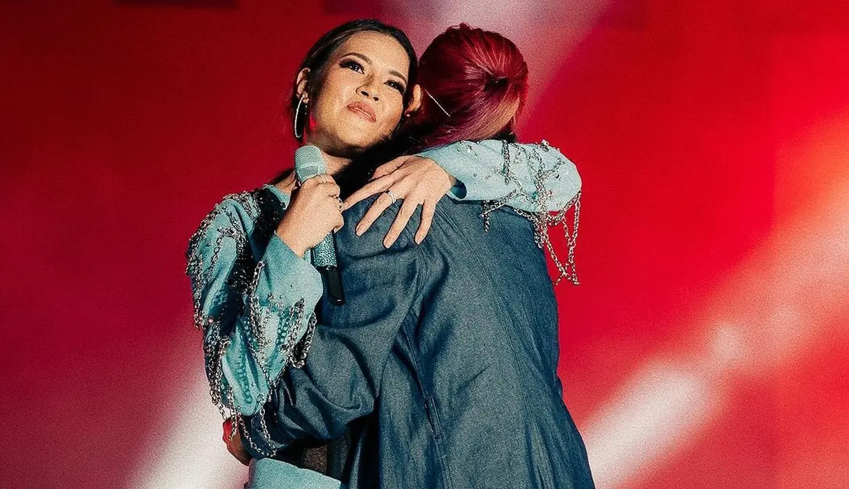 <p>Konser Isyana Sarasvati yang bertajuk Lost in Harmony diramaikan dengan sederet kolaborator. Salah satunya adalah Raisa Andriana [@raisa6690]</p>