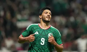 Selebrasi Raul Jimenez dalam laga Meksiko vs Serbia, Jumat (5/6/2026). (AP Photo/Moises Castillo)