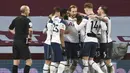 Para pemain Tottenham Hotspur merayakan gol kedua ke gawang Aston Villa yang dicetak striker Harry Kane (tengah) dalam laga lanjutan Liga Inggris 2020/2021 pekan ke-29 di Villa Park, Minggu (21/3/2021). Tottenham menang 2-0 atas Aston Villa. (AP/Tim Keeton/Pool)