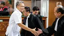Terdakwa Agus Nurpatria tersenyum saat berjabat tangan dengan kuasa hukum usai menjalani sidang perdana di PN Jakarta Rabu (19/10/2022). Agus Nurpatria menyalami kuasa hukum dengan penuh senyuman usai menjalani sidang dengan agenda pembacaan surat dakwaan kasus obstruction of justice atau perintangan proses penyidikan terkait perkara dugaan pembunuhan berencana terhadap Nofriansyah Yosua Hutabarat atau Brigadir J. (Liputan6.com/Faizal Fanani)