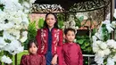Rachel Vennya kenakan kebaya paduan biru dan maroon yang elegan dengan sentuhan bordir yang mempermanis tampilan kebaya.