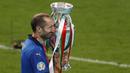 Giorgio Chiellini. Bek Juventus dan Timnas Italia ini kini berusia 37 tahun dan 2 bulan. Keberhasilannya membawa Azzurri meraih trofi Euro 2020 dan penampilan konsistennya bersama Juventus jadi pertimbangan namanya layak dinominasikan meraih Ballon d'Or 2021. (AFP/Pool/John Sibley)