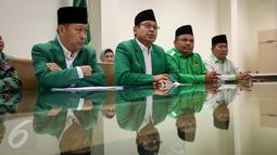 Ketum PPP hasil muktamar Jakarta, Djan Faridz (tengah) menggelar jumpa pers di Jakarta, Kamis (23/3). PPP Djan Faridz resmi memecat Romahurmuziy alias Romy dari PPP, karena dinilai sudah tidak sejalan dengan visi misi partai. (Liputan6.com/Faizal Fanani)