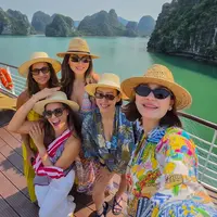Bersama teman-teman perempuannya, Luna Maya melakukan traveling ke Vietnam. Mereka pun kompak mengenakan topi rotan coklatnya. [@lunamaya]