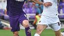 Pemain Fiorentina, Giovanni Simeone (kiri) dan pemain AS Roma, Kostas Manolas berebut bola pada laga Serie A di Artemio Franchi stadium, Florence, (5/11/2017). AS Roma menang 4-2. (Maurizio Degl'Innocenti/ANSA via AP)