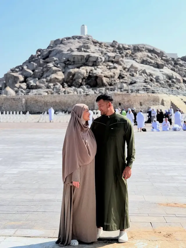 Atiqah Hasiholan dan Rio Dewanto