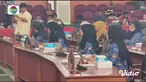 Perbarui informasi Anda bersama Fokus edisi (18/11) dengan berita-berita sebagai berikut, Ratusan Warga Keracunan Nasi Kotak, Air Sumur Meluap, Perebutan Klasemen Peringkat 3 Terbaik.