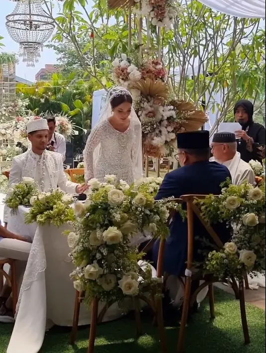 Kebahagiaan menyelimuti adik Shireen dan Zaskia Sungkar, Yusuf. Anak Fenny Bauty dan Mark Sungkar itu menikah pada Sabtu, (21/10/2023). Berikut potret pernikahannya yang juga dihadiri kakak dan kedua orangtuanya. [Instagram/fenny.bauty]
