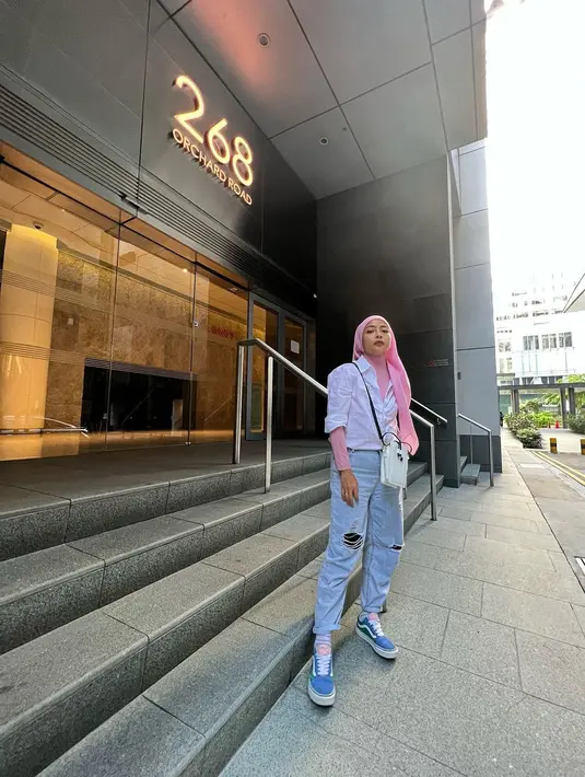 <p>Penampilan Tantri &lsquo;Kotak&rsquo; kini bikin pangling. Pasalnya, kini wanita 32 tahun itu berhasil menurunkan berat badannya sebesar 14 kg. (FOTO: instagram.com/tantrisyalindri/)</p>