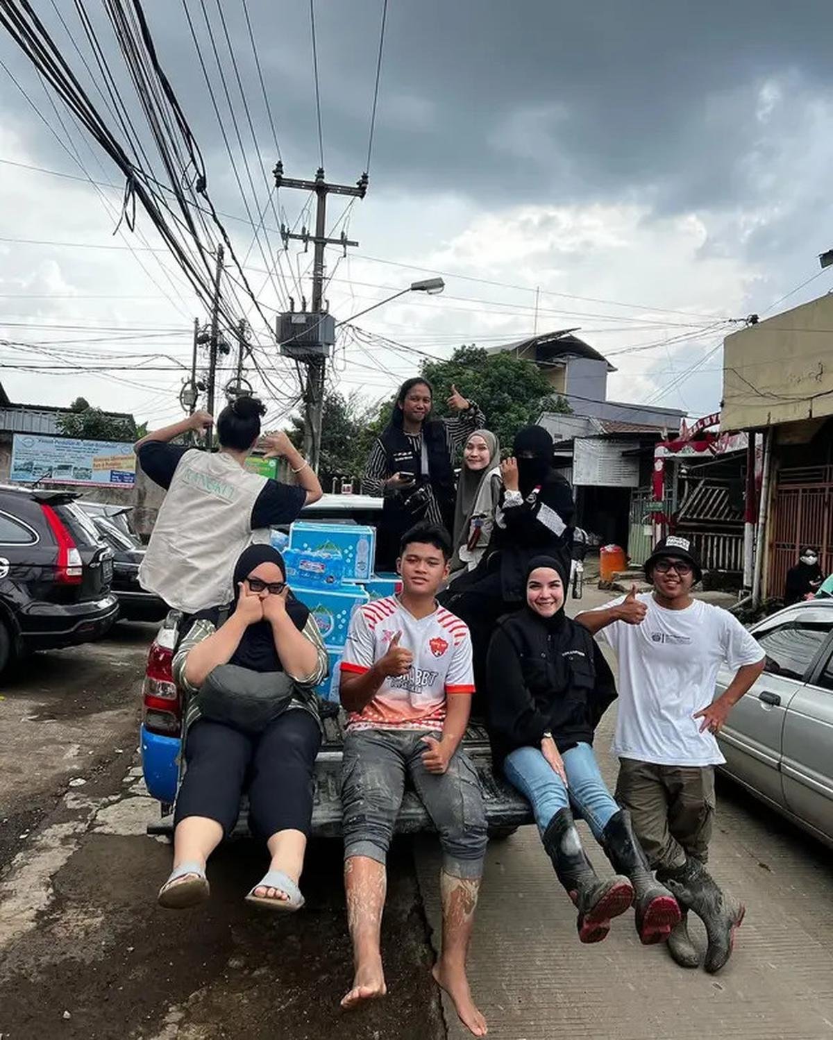 7 Aksi Zaskia Adya Mecca Bantu Korban Banjir Bekasi, Rela Naik Pick Up