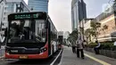 Bus Metrotrans saat menurunkan penumpang di dekat Halte MRT Dukuh Atas. Penilaian tersebut dilihat dari Wayfinding, inovasi bus listrik, integrasi antarmoda transportasi, fasilitas sepeda, dan Mikrotrans AC. (merdeka.com/Iqbal S. Nugroho)