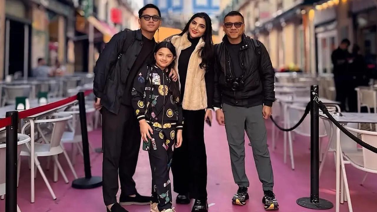 Intip Model Sepatu Keluarga Anang-Ashanty saat Liburan di China, Stylish tapi Super Nyaman