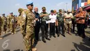 Panglima TNI Jenderal TNI Gatot Nurmantyo (tengah) memegang papan scene saat meninjau syuting perdana film ”Garuda 23” di Bandara Halim Perdanakusuma, Jakarta, Jumat (29/7). Film ini bertema misi perdamaian pasukan TNI. (Liputan6.com/Helmi Fithriansyah)