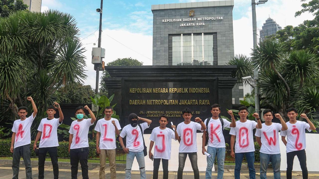 Aksi pengunjuk rasa tuntut polisi adili Jokowi