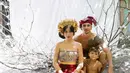 Jessica Iskandar mengunggah potret kebersamaannya bersama sang suami Vincent Verhaag dan putranya El Barack. Ketiganya pun tampak serasi dalam balutan busana adat Bali. (Instagram/inijedar).