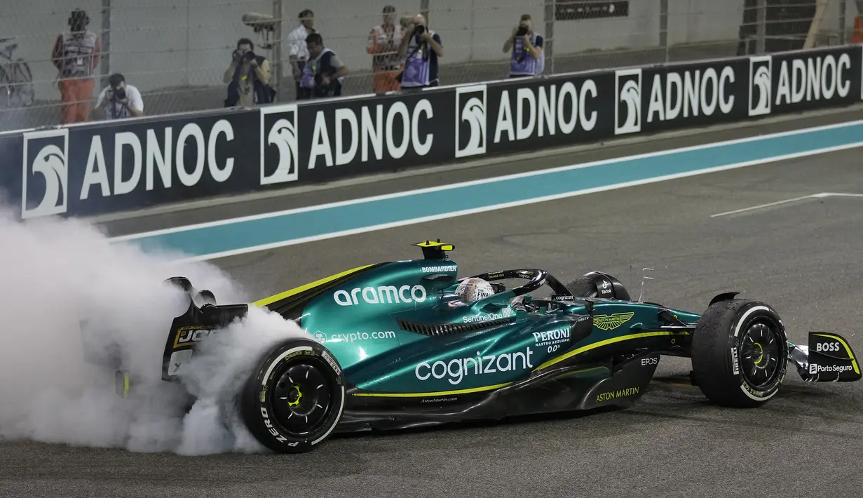 Setelah menyelesaikan lomba, Vettel juga melakukan manuver donat seperti yang dilakukan oleh para juara. Penonton pun memberikan tepuk tangan yang meriah untuk perpisahan pria 35 tahun itu. (AP/Pool/Kamran Jebreili)