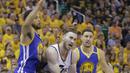 Pemain Utah Jazz, Gordon Hayward (tengah) berusaha melewati adangan pemain Warriors, Stephen Curry (kiri) dan Klay Thompson (kanan) pada gim keempat playoff NBA di Salt Lake City, Senin (8/5/2017). Warriors menang 121-95.  (AP/Rick Bowmer)