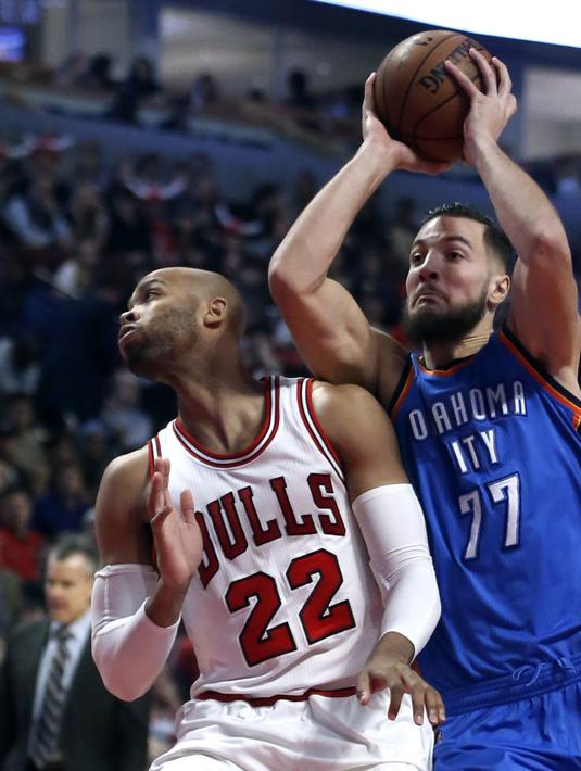 Pemain Oklahoma City Thunder, Joffrey Lauvergne (kanan) berusaha melakukan tembakan saat dihadang pemain Chicago Bulls, Taj Gibson pada laga NBA basketball game di United Center, (9/1/2017). Thunder menang 109-94. (AP/Charles Rex Arbogast)