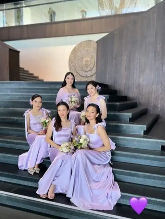 Ada juga Michelle Joan yang tampil dengan dress senada dengan Gesya saat menjadi bridesmaid.  [Instagram/michellejoan]